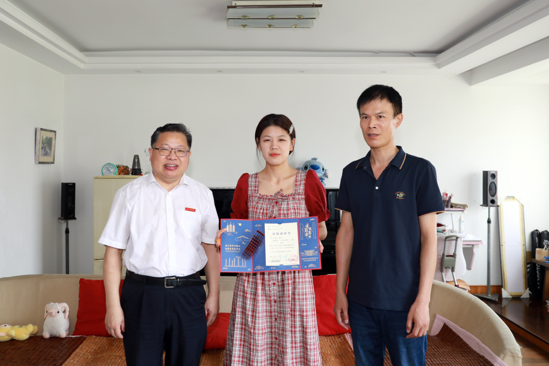 校党委书记盛付祥为新生送出录取通知书